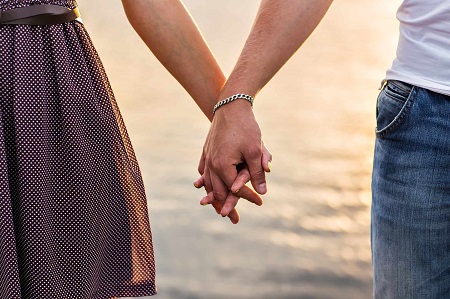 دانلود آهنگ هایده دستای تو 1 benefits holding hands love 03
