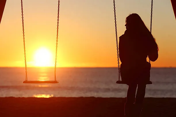 دانلود آهنگ لیلا فروهر انتظار 1 single woman alone swinging on t